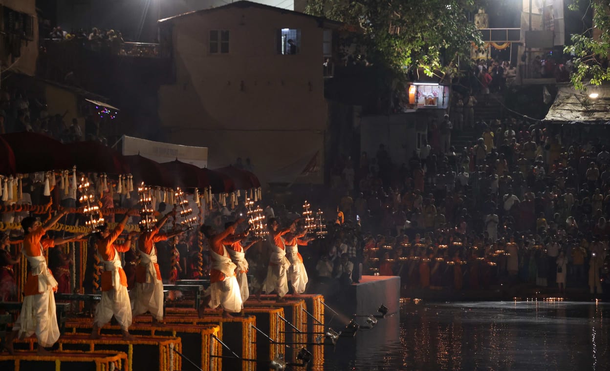 यावेळी सर्वांनी आनंदोत्सव साजरा करत दीपदान केले.