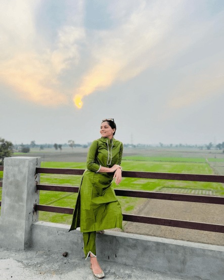 काही दिवसांपूर्वी सोनाली तिच्या आजोळच्या गावी गेली होती.