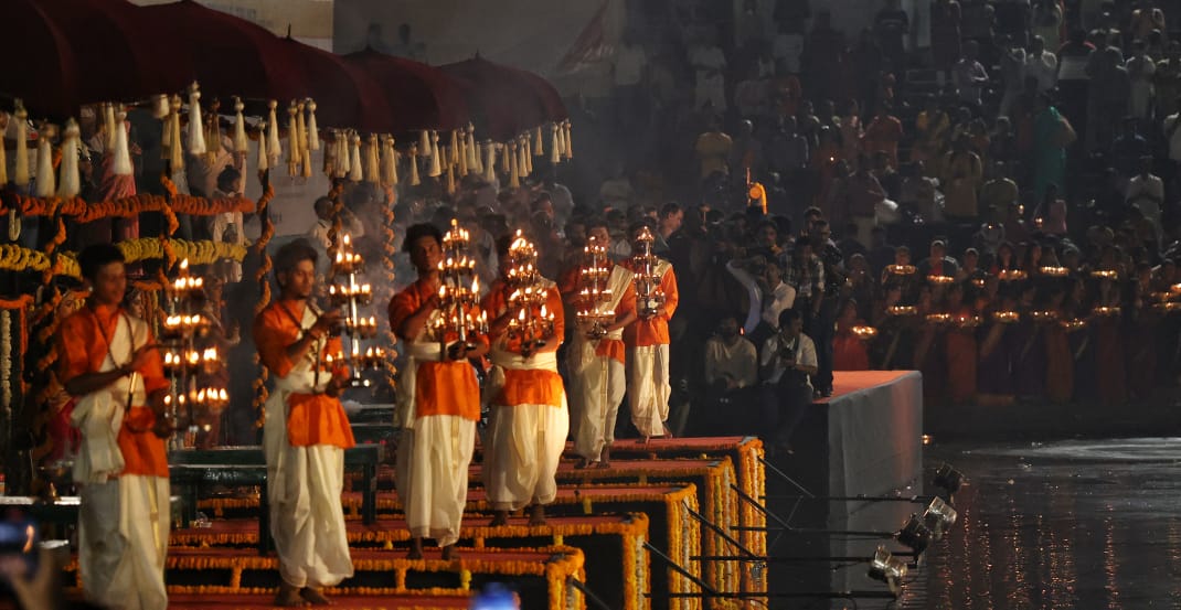 तेव्हापासून दर वर्षी कार्तिक पौर्णिमेला देवदिवाळी साजरी केली जाते. या दिवशी शिवपूजा आणि दीपदानाला विशेष महत्त्व असतं.