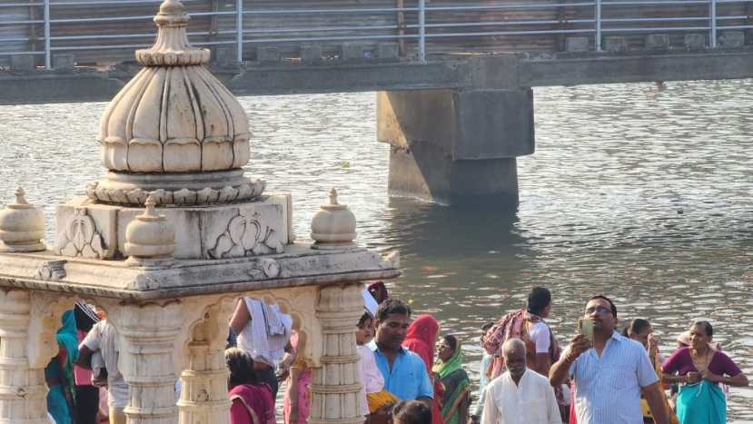 गेल्या पाच दिवसांपासून वारकरी आळंदीत दाखल होत आहेत. ज्ञानोबा माऊली, तुकोबांच्या गजरात अनेक दिंड्या आळंदीत दाखल झाल्या होत्या.