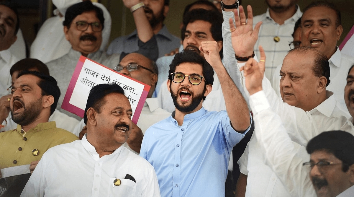 हे सर्व गुजरातमध्ये निवडणुकीत व्यग्र आहेत. आधी यांनी गुजरातमध्ये आमदार पाठवले, नंतर प्रकल्प पाठवले आणि आता मंत्रिमंडळ पाठवलं आहे - आदित्य ठाकरे
