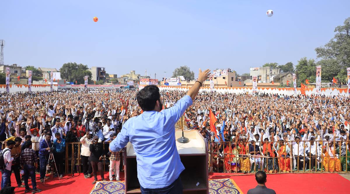 महाराष्ट्रातील लोकांना खरे मुख्यमंत्री कोण आहे, याची माहिती नाही. ते गद्दारीचा शिक्का डोक्यावर घेऊन फिरत आहे.