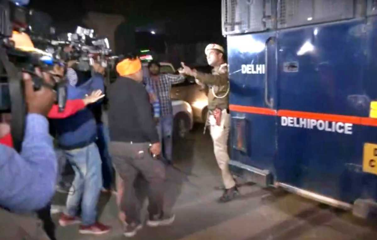 पोलिसांनी हल्लेखोरांना आफताबपर्यंत पोहचू दिलं नाही. या हल्ल्यात आफताबला कोणतीही दुखापत झालेली नाही.