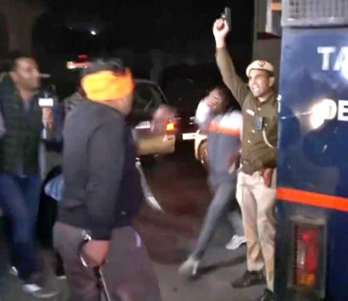 त्याचवेळी तीन-चार जणांनी तलवार घेऊन येत गाडीवर हल्ला चढवला.