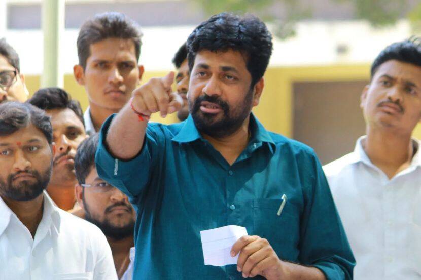 यानंतर राजकीय चर्चांना उधाण आलं. याबाबत बच्चू कडूंनाच विचारणा केली असता त्यांनी फडणवीसांच्या दाव्यावर आपली भूमिका स्पष्ट केली.