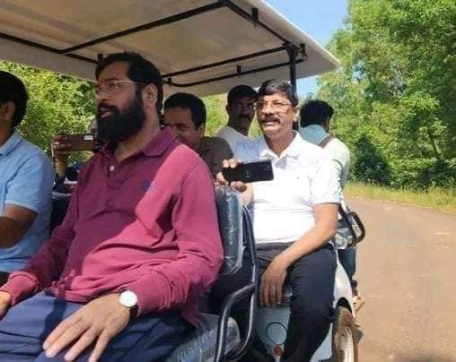 मुख्यमंत्री एकनाथ शिंदे यांनी दोन दिवसांच्या सातारा दौऱ्यात आपल्या दरे (ता.महाबळेश्वर) गावातील शेतास भेट दिली.