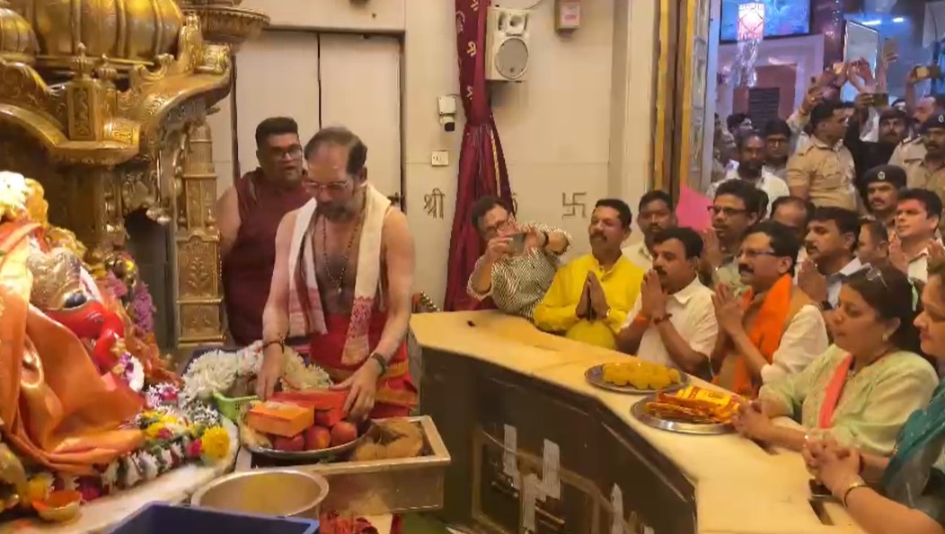 ढोल ताशांच्या गजरात नाचत, फटाके फोडत आणि एकमेकांना पेढे भरवून राऊत यांच्या सुटकेचा आनंद साजरा करण्यात आला.
