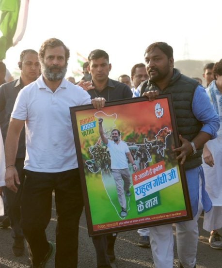 'ये जवानी है कुर्बान, राहुल गांधी के नाम' म्हणत 'भारत जोडो' यात्रेची फ्रेम काँग्रेस समर्थकाकडून राहुल गांधींना भेट देण्यात आली.(फोटो सौजन्य- काँग्रेस ट्विटर)