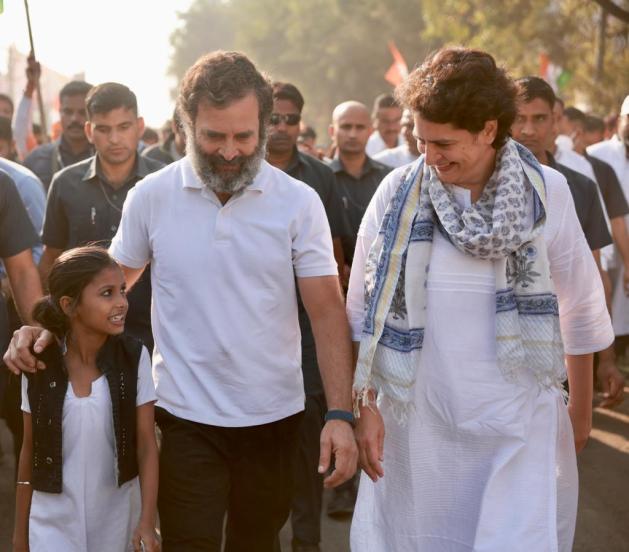 प्रियांका गांधी आणि राहुल गांधी चिमुकलीसोबत संवाद साधताना…(फोटो सौजन्य- काँग्रेस ट्विटर)