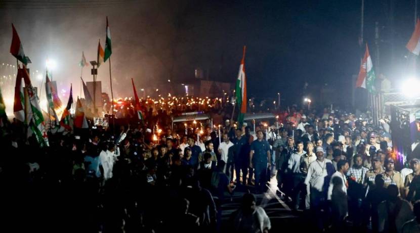 खासदार राहुल गांधींच्या नेतृत्वाखाली कन्याकुमारीतून सुरू झालेली 'भारत जोडो' यात्रा महाराष्ट्रात दाखल झाली आहे. या यात्रेचं नांदेडच्या देगलूरमध्ये सोमवारी रात्री स्वागत करण्यात आलं.
