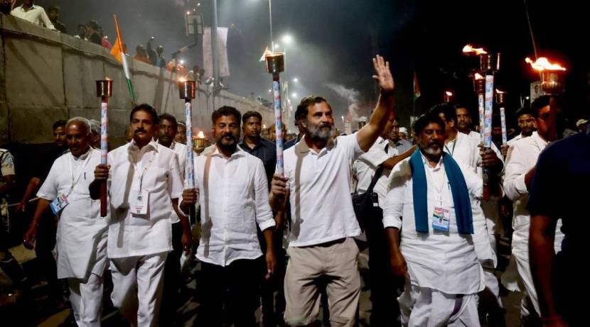 'भारत जोडो' पदयात्रींनी देगलूरमध्ये मशाल मोर्चा काढला होता. राहुल गांधीदेखील हातात मशाल घेत या मोर्चात सहभागी झाले होते.