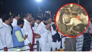 aditya thackeray will have to bathe in gomutra shinde group sheetal mhatre