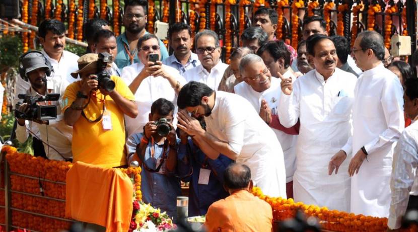 ठाकरे गटाचे नेते आदित्य ठाकरेंनीही बाळासाहेब ठाकरेंच्या स्मृतींना अभिवादन केलं.