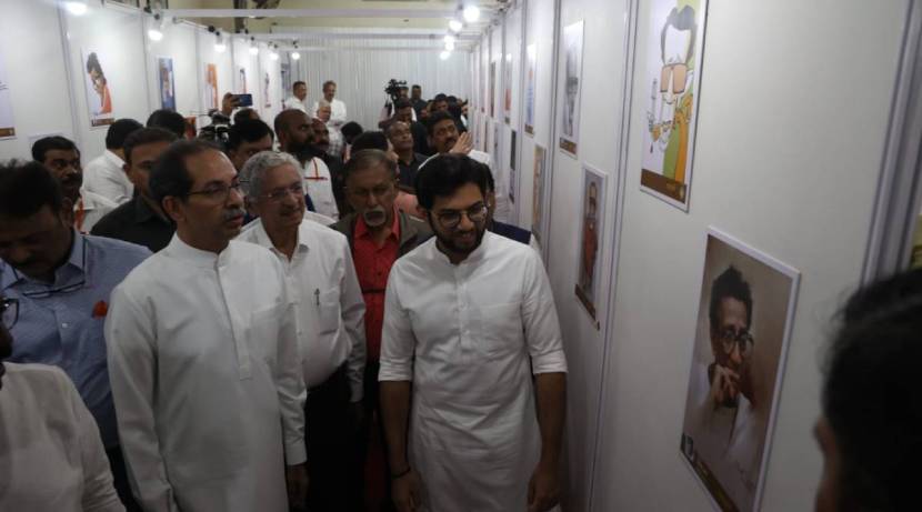 या प्रदर्शनाला उद्धव ठाकरेंसह संजय राऊत, सुभाष देसाई या ठाकरे गटातील नेत्यांनी भेट दिली.