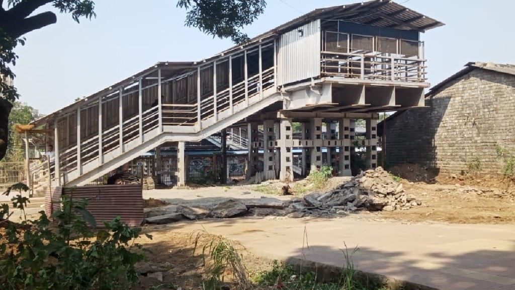 construction of escalator at thakurli railway station in dombivli passengers