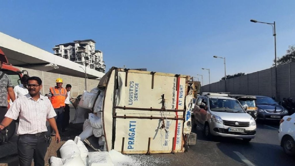 accident of tempo near nitin company bridge in thane