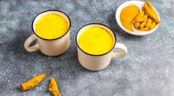 हिवाळ्यात गरमा गरम हळद दुध का प्यावे? जाणून ते घ्या पिण्याची योग्य वेळ