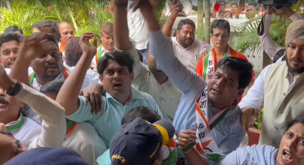 VIDEO : सुप्रिया सुळेंबाबतच्या विधानानंतर सत्तारांच्या घरावर दगडफेक, NCP कार्यकर्ते आक्रमक; पोलिसांचा मोठा बंदोबस्त
