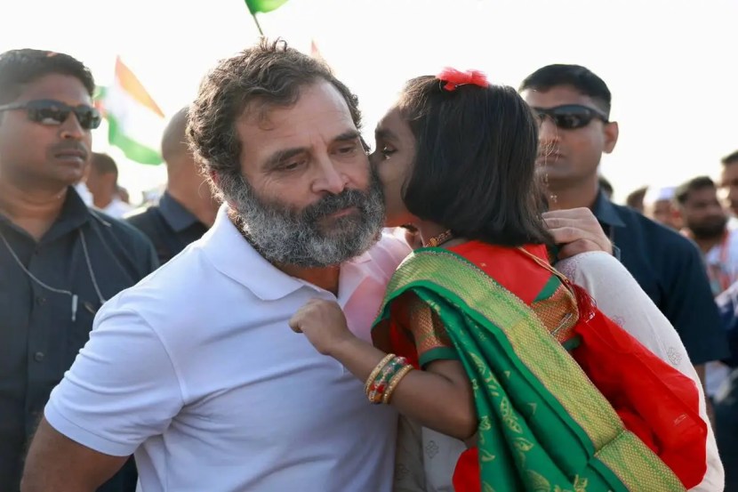 हिंगोली जिल्ह्यात राहुल गांधींची चिमुकली समर्थक 'भारत जोडो' यात्रेत सहभागी झाली होती.(फोटो सौजन्य-पीटीआय)