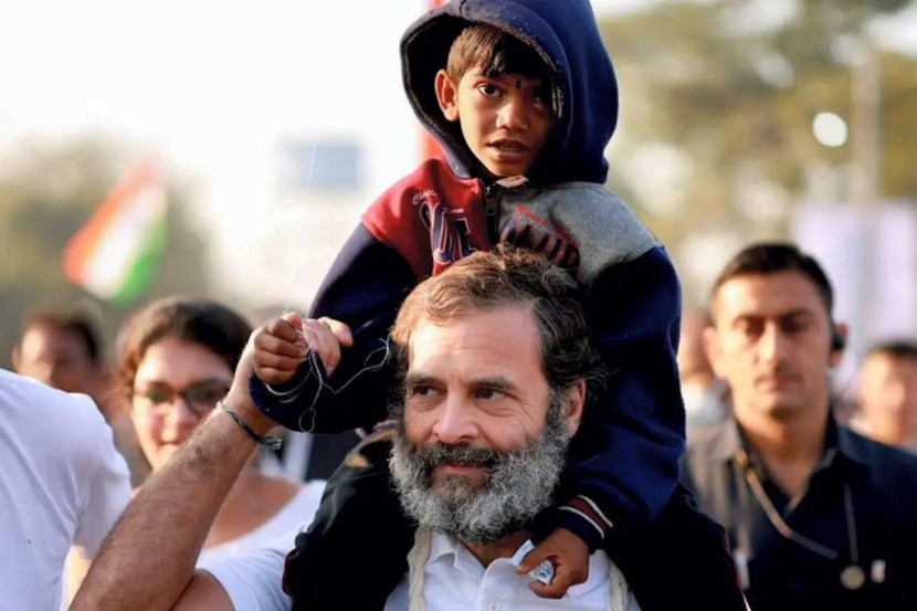 बुलडाण्यात चिमुकल्या समर्थकासोबत राहुल गांधी.(फोटो सौजन्य-पीटीआय)