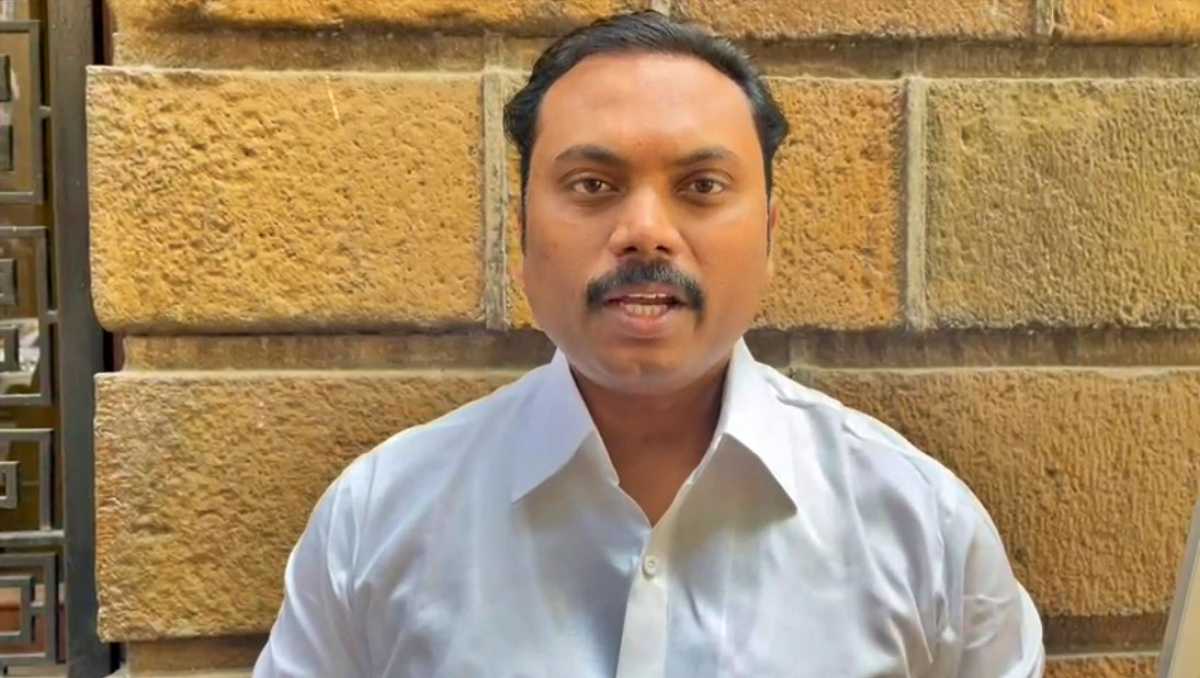 महाराष्ट्राचे भवितव्य येथील गावांवर, जिल्ह्यांवर आहे. त्या गावांवर, जिल्ह्यांवर कर्नाटकचे मुख्यमंत्री हक्क दाखवतात. महाराष्ट्राचे भवितव्य अंधकारमय करायला निघालेले मुख्यमंत्री स्वतःचे भवितव्य बघतात - रविकांत वरपे