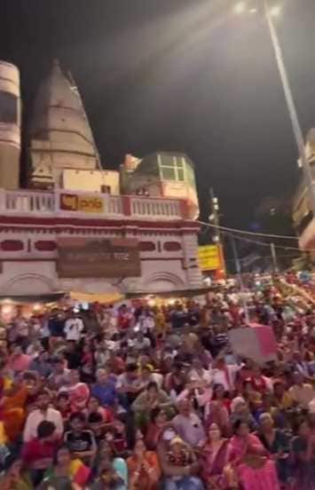 नुकतीच ती तिच्या आईबरोबर वाराणसी येथे गेली होती.
