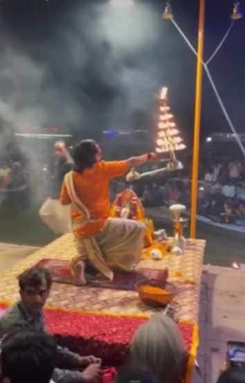 तसेच नंतर तिने गंगेचेही दर्शन घेतले.