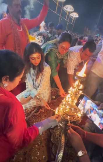 या गंगा आरतीत सहभागी होताना तिने पंचारतीसाठी मेणबत्तीने दिवेही लावले.