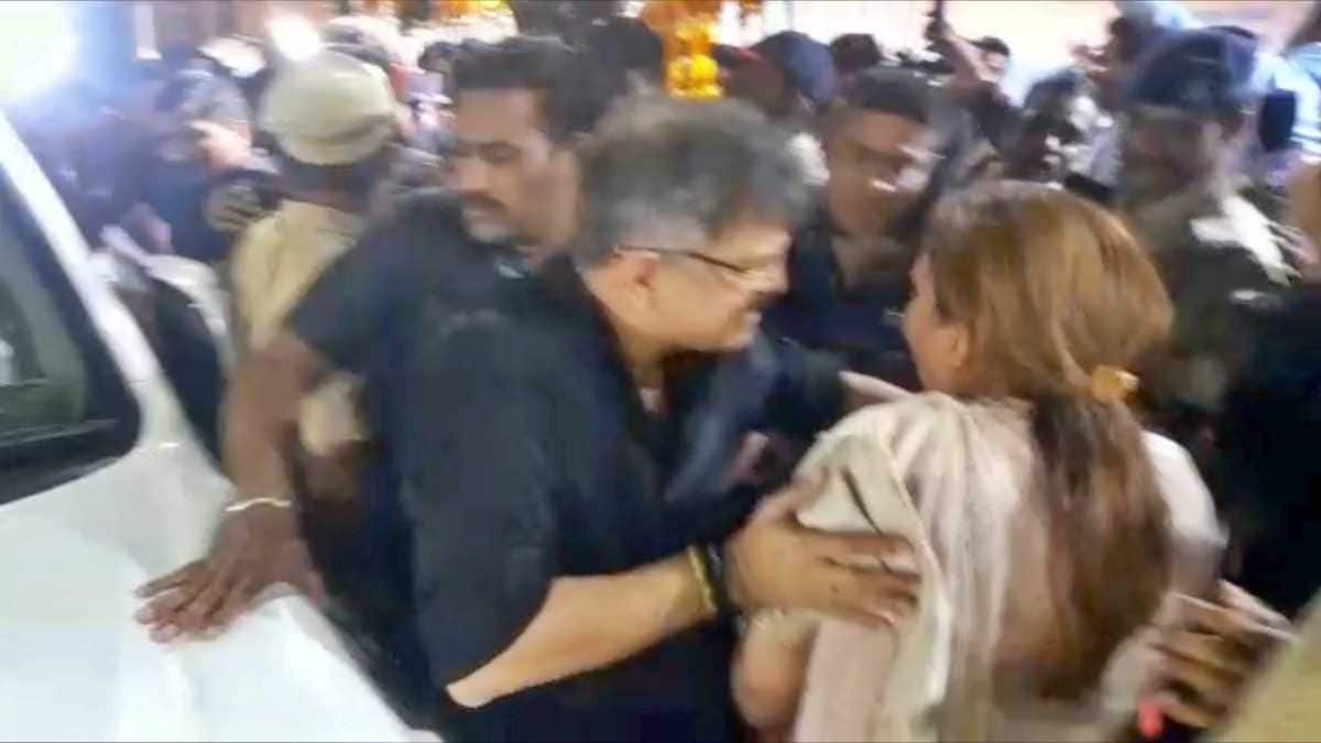 राष्ट्रवादी काँग्रेसचे आमदार जितेंद्र आव्हाड यांना खोट्या गुन्ह्यांमध्ये अडकवलं जात आहे, असा आरोप राष्ट्रवादी काँग्रेसकडून वारंवार होत आहे.