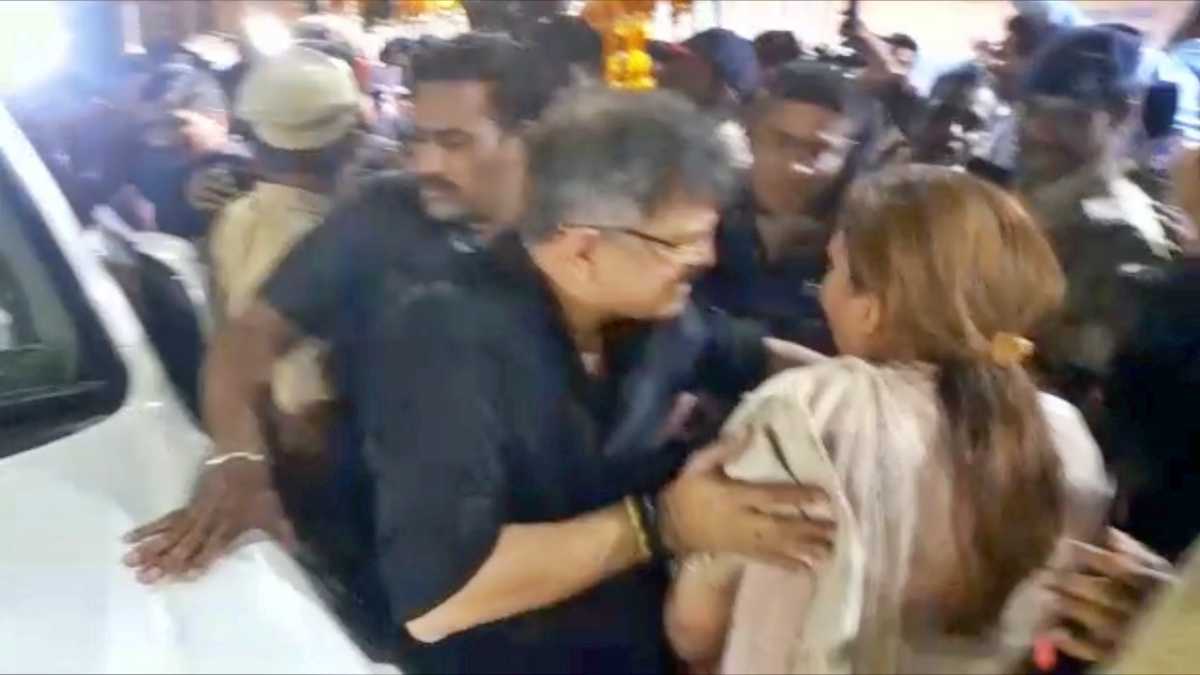 राष्ट्रवादी काँग्रेसचे आमदार जितेंद्र आव्हाड यांच्यावर भाजपा महिला पदाधिकाऱ्याने विनयभंगाचा आरोप केला. या प्रकरणी आव्हाडांवर विनयभंगाचा गुन्हा झाला.