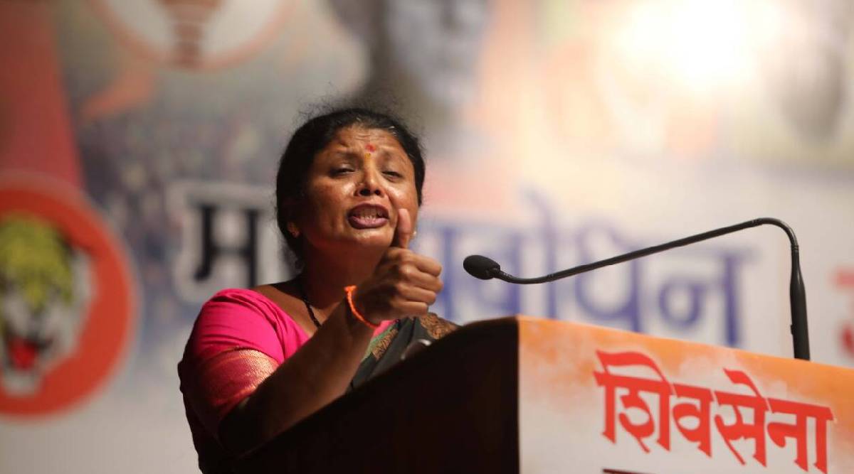 केसरकर सातत्याने बाळासाहेबांच्या हिंदुत्वावर भाष्य करतात. मग ते हे हिंदुत्व शिकले कधी?, असा सवाल सुषमा अंधारे यांनी विचारला आहे.