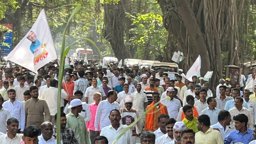 ऊस उत्पादक शेतकऱ्यांच्या विविध मागण्यांसाठी स्वाभिमानी शेतकरी संघटनेकडून आज (सोमवार) पुण्यात शिवाजीनगर येथील साखर संकुल येथे मोर्चा काढण्यात आला.(फोटो-अरुल होरएझन आणि सागर कासार)