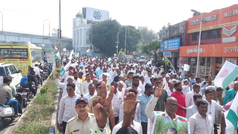 वाहतूक कोंडीत अडकून पडल्याने वाहनचालकांना मनस्तापाला सामोरे जावे लागले.