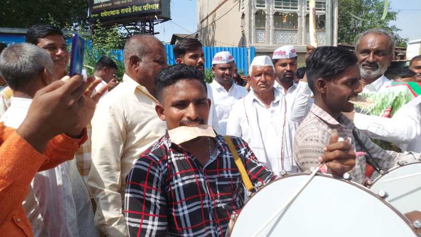 ती महाविकास आघाडी सरकारने निम्म्यावर आणली, त्यामुळे ही कपात मागे घेऊन पूर्वीप्रमाणे चौपट रक्कम शेतकऱ्यांना मिळावी, अशी मागणी केली.