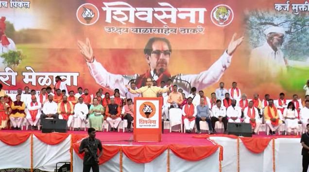 कर्नाटक निवडणुकीसाठी महाराष्ट्राचे तुकडे केले तरी मिंधे गप्प बसतील. ते सांगतील की, मोदींनी सांगितलंय ४० गावं देऊन टाका, पाकव्याप्त काश्मीर भारतात आल्यावर तुम्हाला ४० च्या बदल्यात १०० गावं देऊ - उद्धव ठाकरे