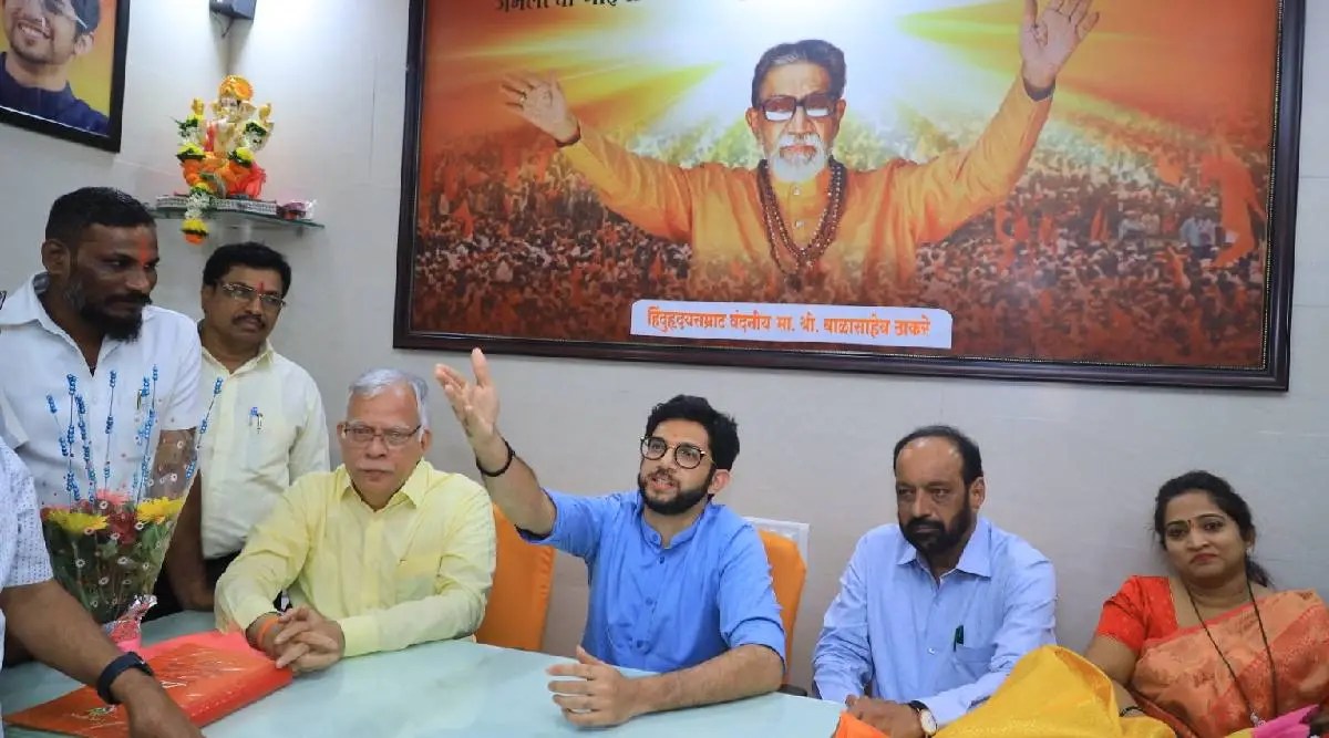 पालिकेत टेंडर, ट्रान्सफर आणि टाईमपास सुरु आहे. घटनाबाह्य मुख्यमंत्र्यांनी मुंबईच्या रस्त्यांसाठी ५ हजार कोटींची घोषणा केली होती.