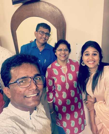 तर या फोटोत अमोलबरोबरलग्नासाठी आतुर असलेले देवधर कुटुंबिय दिसत आहेत.
