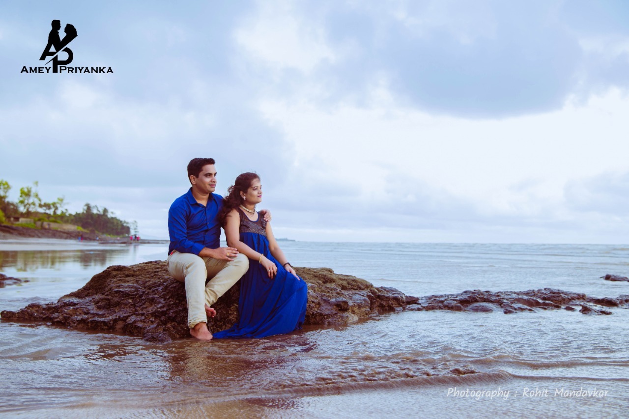 try these amazing Pre Wedding Photoshoot ideas on beach sunset traditional look candid photos viral