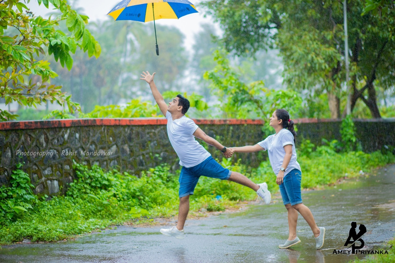 try these amazing Pre Wedding Photoshoot ideas on beach sunset traditional look candid photos viral