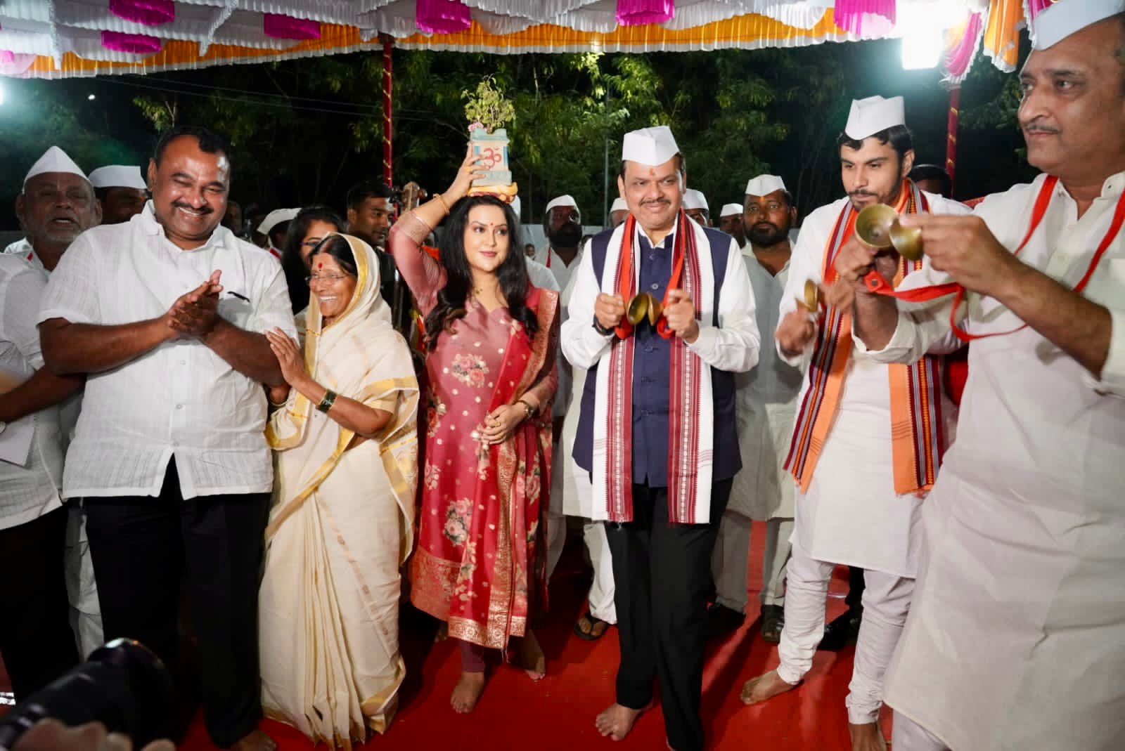 kartiki ekadashi photos Dmc devendra fadnavis along with wife Amruta fadnavis