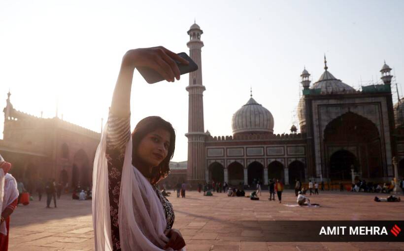 जामा मशिद हे प्रार्थनास्थळ असून यासाठी नागरिकांचे स्वागत आहे. परंतु मुली एकट्य़ा येतात आणि त्यांच्या मित्रांची प्रतीक्षा करतात. ही जागा यासाठी नाही म्हणून बंदी घातली, असेही ते म्हणाले होते.