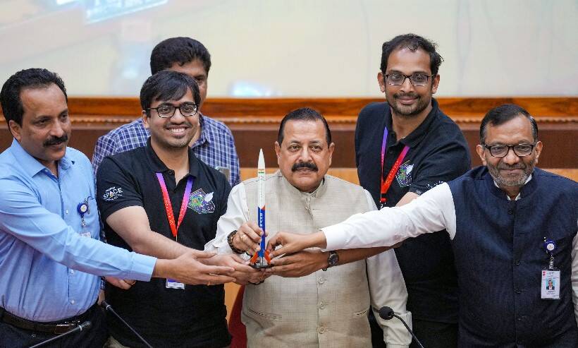 केंद्रीय विज्ञान आणि तंत्रज्ञान राज्यमंत्री जितेंद्र सिंह, 'इस्रो'चे अध्यक्ष एस. सोमनाथ, 'आयएनएसपीएसई'चे अध्यक्ष पवन गोएंका आणि 'स्कायरूट एरोस्पेस'चे सह-संस्थापक पवन कुमार चंदना आणि नागा भारथ डाका रॉकेटच्या प्रतिकृतीसह…