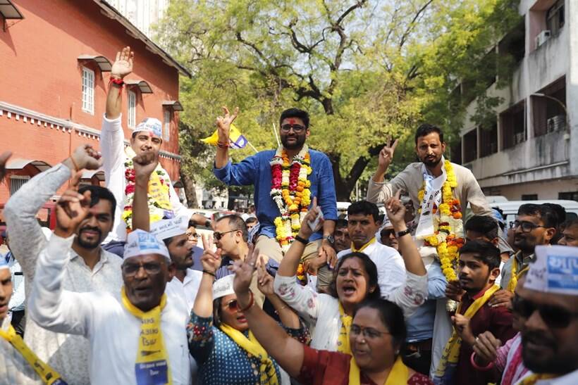 दरम्यान, पहिल्या टप्प्यासाठी होणाऱ्या ८९ जागांसाठी आतापर्यंत १३६२ उमेदवारांनी अर्ज भरले आहेत. ११ नोव्हेंबररोजी सुरतमध्ये मोक्षेश संघवी आणि महेंद्र नावडिया यांनी उमेदवारी अर्ज भरला होता. त्यावेळी आप नेते गोपाल इटालीयाही उपस्थित होते.