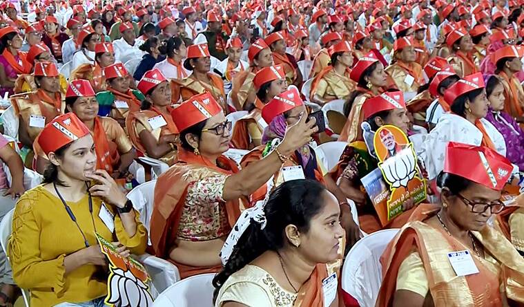 पंतप्रधान नरेंद्र मोदींनी वेरावल शहरात सभेला संबोधित केले. भाजपाला विजयी करण्याचे आवाहन गीर सोमनाथ जिल्ह्यातील मतदारांना मोदींनी केले.(फोटो सौजन्य-एएनआय)