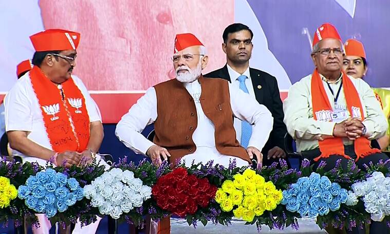 गुजरात विधानसभा निवडणुकीसाठी पंतप्रधान नरेंद्र मोदींकडून जोरदार प्रचार करण्यात येत आहे. निवडणुकीच्या घोषणेनंतर मोदींचा हा दुसरा गुजरात दौरा आहे. (फोटो सौजन्य-एएनआय)