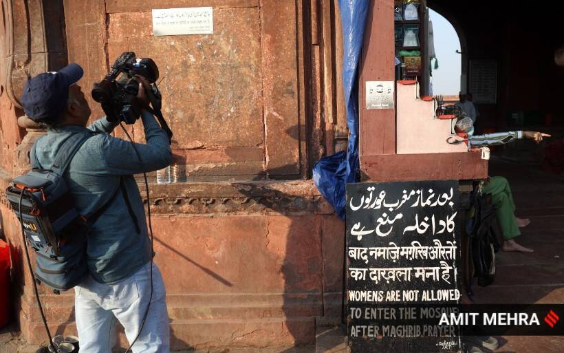 या निर्णयावरून वाद निर्माण झाल्याने शाही इमाम यांनी हा आदेश नमाज अदा करण्यासाठी येणाऱ्या मुलींसाठी नाही, असेही स्पष्ट केले होते.