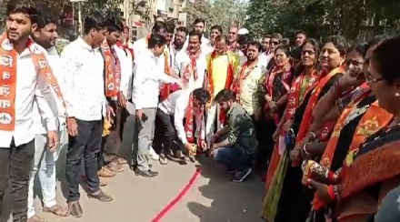 Thackeray group cheering for Rituja Latke victory in Jalgaon Thackeray group cheering for Rituja Latke victory in Jalgaon