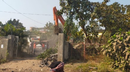 सराईत गुन्हेगार विकी देशमुख याच्या घरावर हातोडा