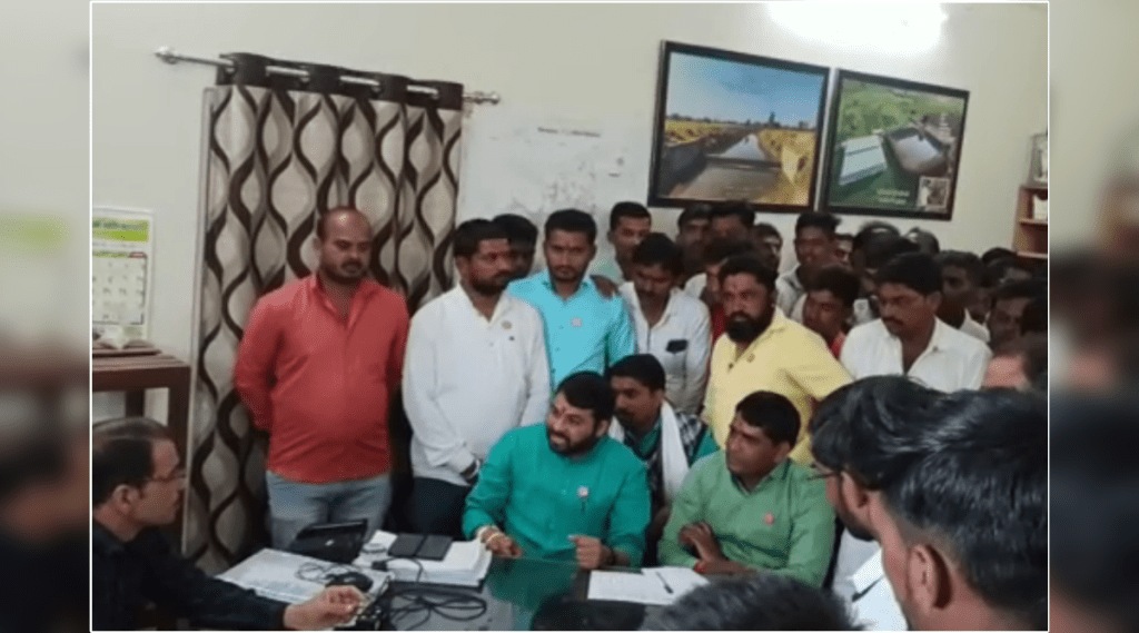 Swabhimani leader Ravikant Tupkar agitation in nagpur district agriculture superintendents office