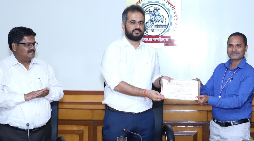 स्वच्छताविषयक सर्वोत्तम कामगिरी करणाऱ्या पालिकेच्या अधिकाऱ्यांचा आयुक्त शेखर सिंह यांच्या हस्ते सत्कार करण्यात आला.
